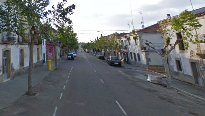 La CL-517 a su paso por Lumbrales cuenta con badenes y semáforos reductores de velocidad