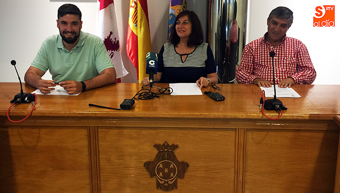 La alcaldesa Carmen Ávila, junto a los concejales Antonio Poveda e Isidro Rodríguez comparecían este lunes ante los medios