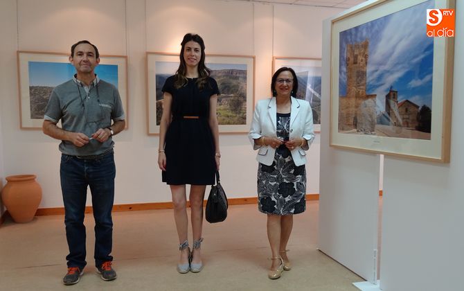 Tito Martín, Carmen García y Lourdes Villoria, en la exposición Huellas de Las Arribes