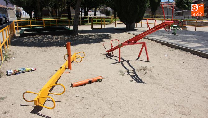 Este martes aparecía uno de los balancines rotos / CORRAL