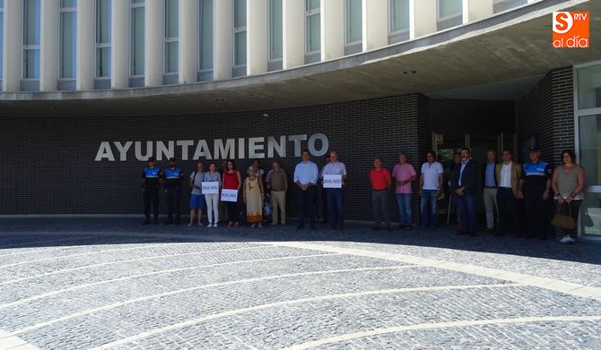 Minuto de silencio a las puertas del Ayuntamiento de Santa Marta