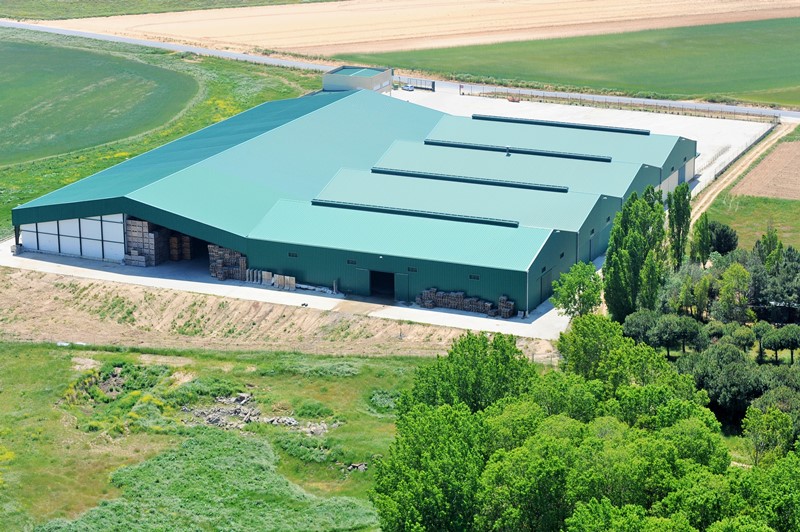 Aranpino cuenta con unas instalaciones de más de 15.000 metros cuadrados con una capacidad de 750 toneladas de almacenamiento de patata