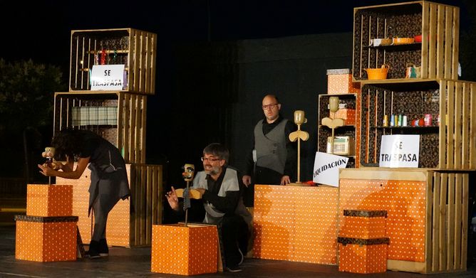 Más de 200 vecinos disfrutan de la obra teatral ‘El traje nuevo del emperador’