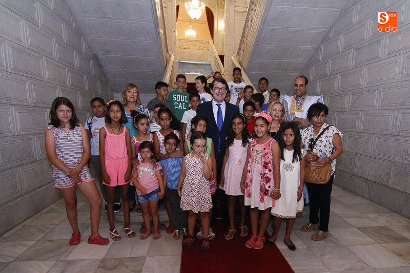 Foto 5 - El alcalde recibe a 23 niños saharuis que pasarán el verano en Salamanca