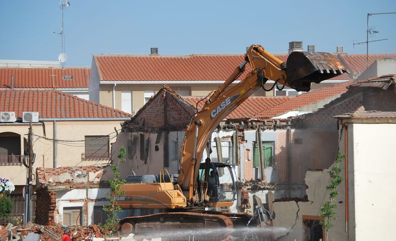 Derribo de las casas en el solar donde se construirá el nuevo Centro Cultural