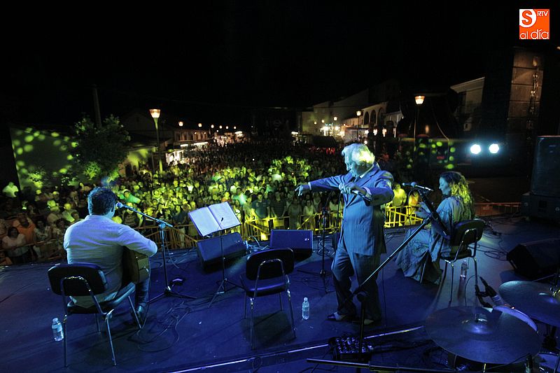 El cantaor de Algeciras derrochó pasión flamenca en el escenario.