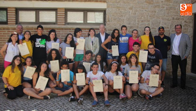González y Boneta entregan los diplomas en Villarino de los Aires / CORRAL