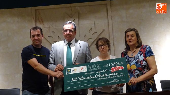 Oché Alonso, Agustín Pérez, María Victoria Gil y Marisa, en la entrega del cheque en Caja Rural