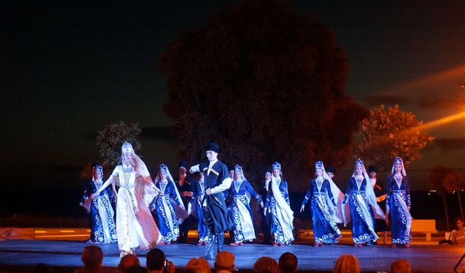 Las danzas populares de la región del Cáucaso encandilan a los vecinos