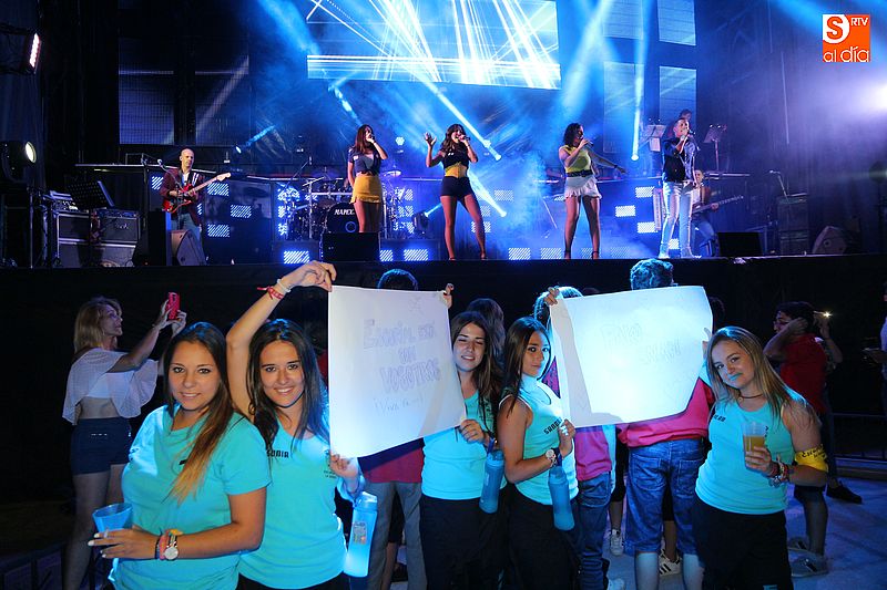 El público mostró numerosas muestras de apoyo a los músicos.