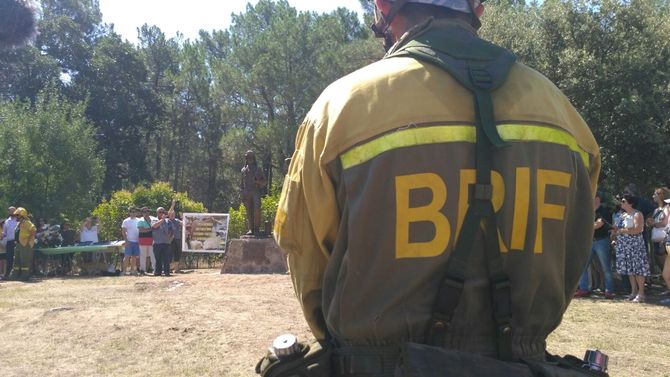 Casavieja inaugura el primer monumento homenaje al bombero forestal  