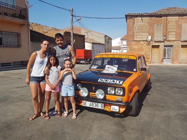 Asistentes a la concentración junto a uno de los coches clásicos