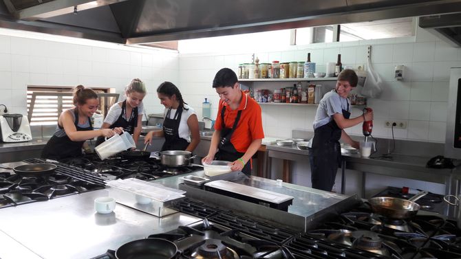 La Escuela de Hostelería imparte clases de cocina a un grupo de alumnos estadounidenses  
