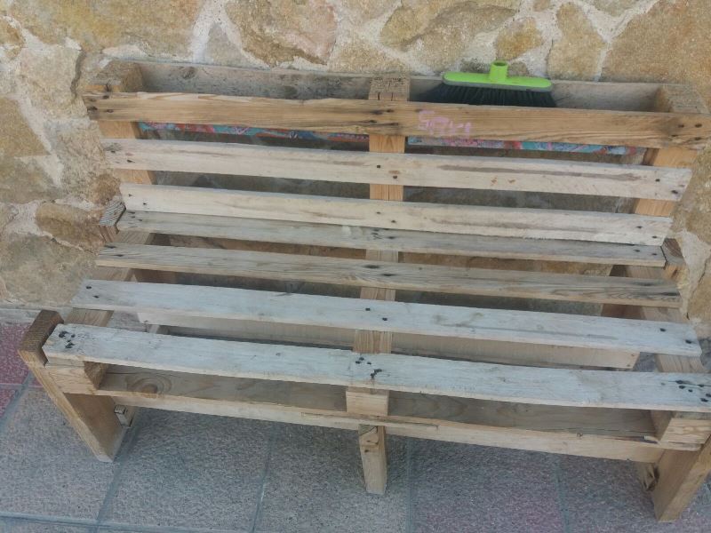 Foto 3 - Un grupo de vecinos de Chamberí fabrica e instala su propio mobiliario urbano para el barrio