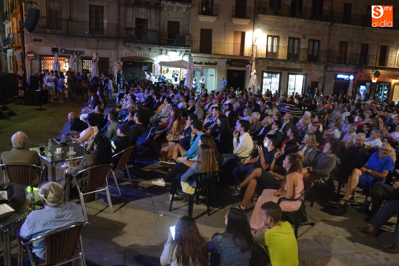 Foto 3 - Apoteósica velada en la Plaza Mayor con el ‘agitador folklórico’ Rodrigo Cuevas  