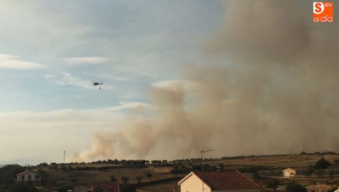 Medios aéreos y terrestres siguen trabajando en Aldeadávila