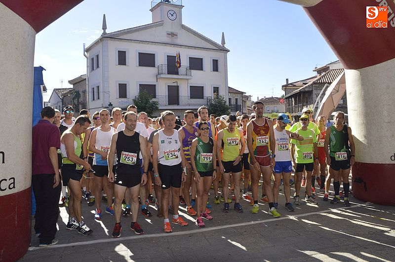 Los atletas se preparan para tomar la salida en la pasada edición