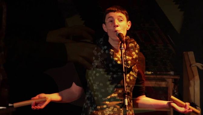 María Desbordes fusiona bretón, castellano, ladino y francés