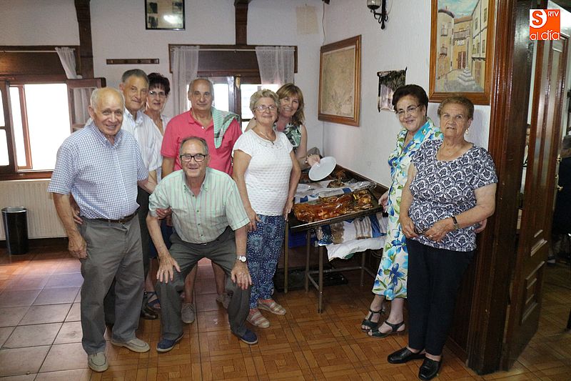 La junta directiva se encargó de repartir la comida servida en la sede de la asociación