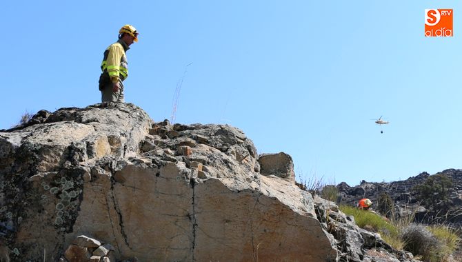 El helicóptero de Guadramiro y tres cuadrillas, además de varias autobombas, permanecen en alerta / CORRAL