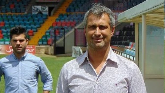 María y Pitu, en segundo plano, entrenadores del CF Salmantino UDS