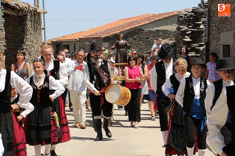 De nuevo, la imagen de Santa Magdalena recorrió las calles de Palacios escoltada por el Grupo Folclórico El Torreón