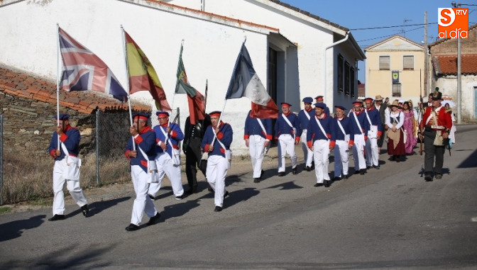Desfile de soldados con trajes de época por las calles de Arapiles / Foto de Alberto Martín