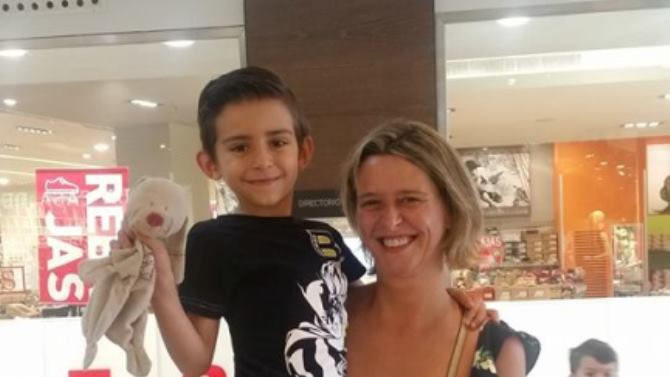 Manuel, con su conejo Keko, feliz de volver a tenerlo en sus manos