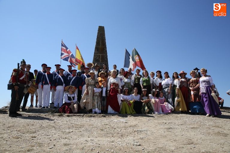 Los vecinos, en el Arapil Grande para recordar a los caídos. Fotos: Alberto Martín