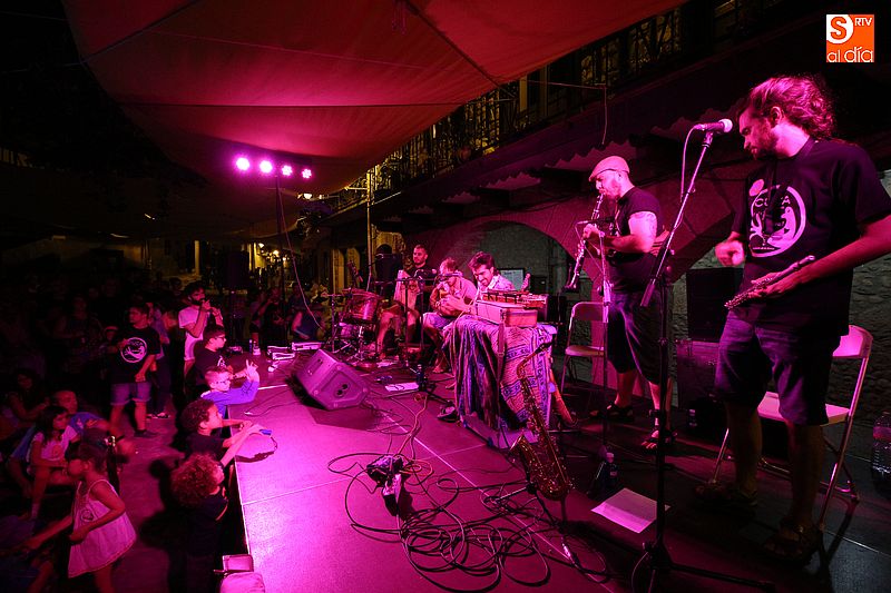 El grupo salmantino Entavía llenó la plaza de ritmos flamencos