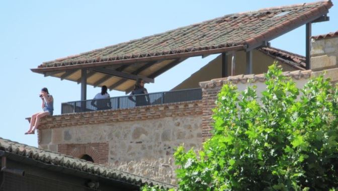 Una joven sentada en el borde de la Torre del Marqués de Villena