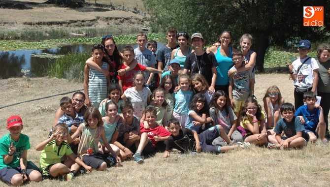 Grupo de menor edad que participa en la acampada ubicada en la fina de Rollanejo / LAS ARRIBES AL DÍA