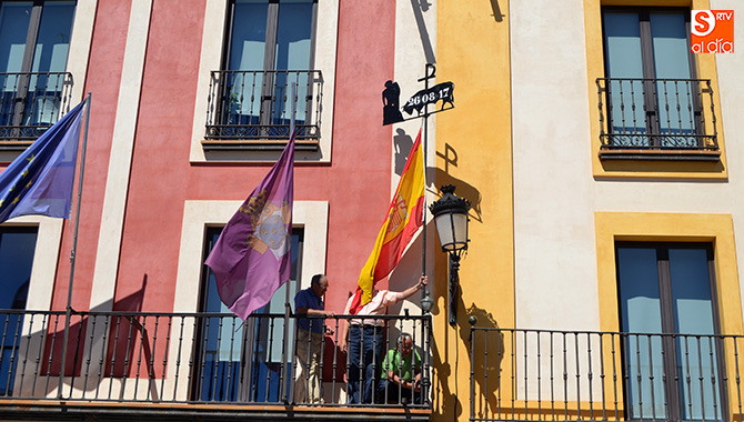 A las doce del mediodía de este martes quedaba instalada la Mariseca en los balcones del Ayuntamiento