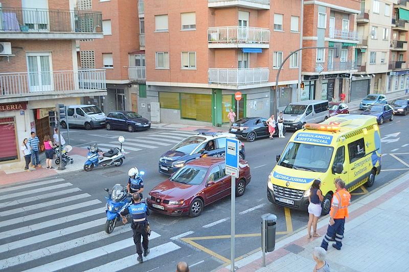 Policías y sanitarios atendieron a los afectados en el accidente en la carretera de Ledesma