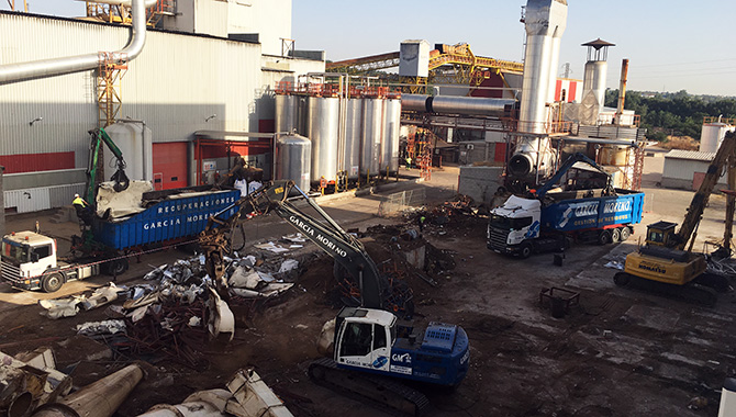 García Moreno está equipado con una flota propia de camiones, grúa, pulpo, imán y porta contenedores, además de otra maquinaria pesada