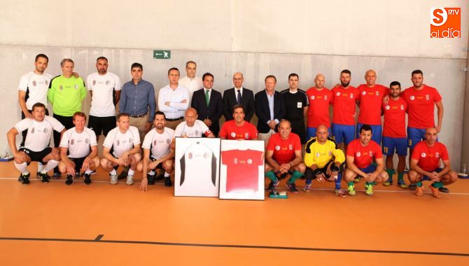 Foto familiar de los jugdores del Salamanca con el combinado de la localidad