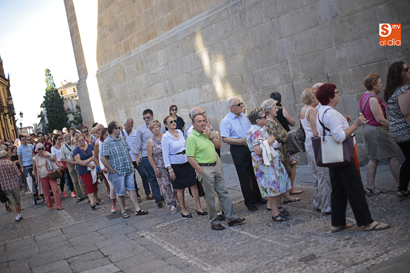 El público entra a la Catedral Vieja para presenciar el concierto (Foto de Álex López)