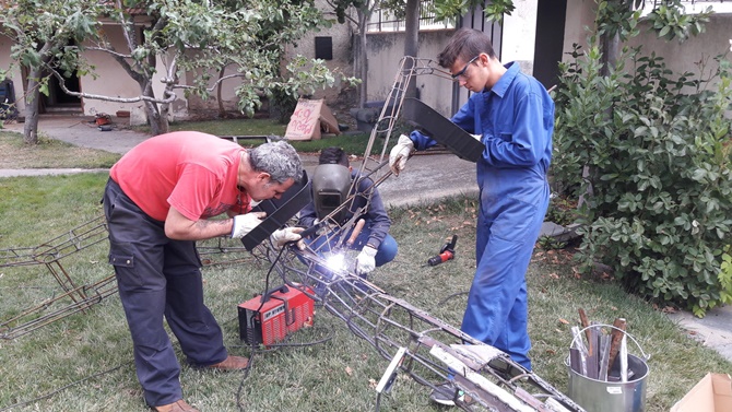 Una de las jornadas del laboratorio de hierro y escultura en Juzbado