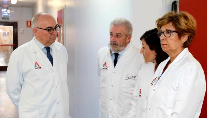 Agustín Álvarez del Nogal, director general de Salud Pública de Castilla y León, en el centro, junto a Jesús Mª García, director general de Aquimisa, a la izquierda, en su visita a esta empresa salmantina