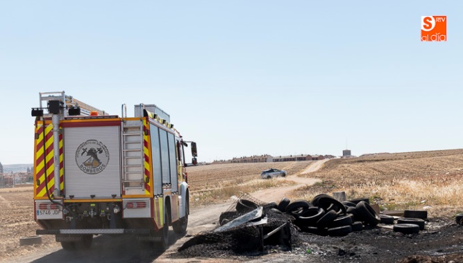 Los Bomberos extinguen el incendio de neumáticos. Fotos: David Fernández