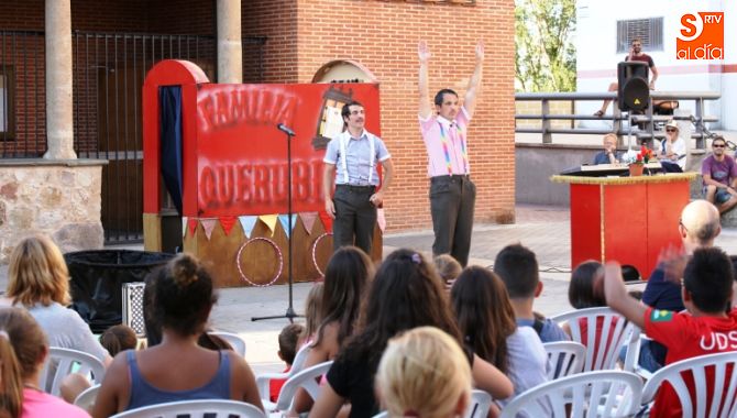 Un momento de la actuación de estos cómicos en la Plaza de la Iglesia