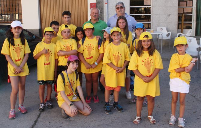 Imagen de los participantes con el alcalde y el teniente de alcalde de Hinojosa de Duero