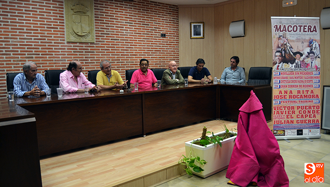 Ganaderos y empresarios, acompañados por el alcalde Paco Blázquez, presentaban hoy la feria taurina de Macotera