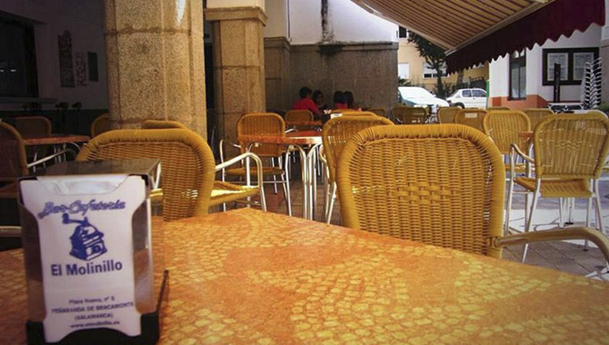 Bar-Cafetería El Molinillo se encuentra en la Plaza Nueva 5 de Peñaranda