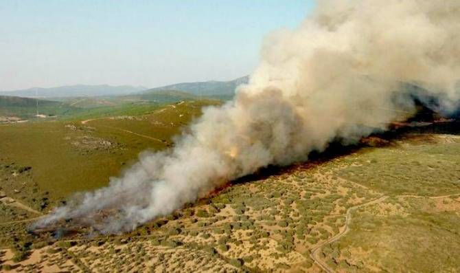 Imagen del incendio de Serradilla colgada en su perfil de Twitter por @AT_Brif