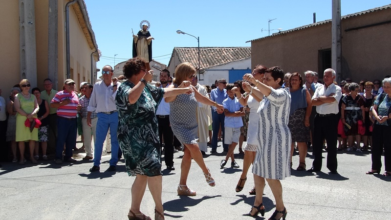 Varias mujeres bailan durante la procesión del año pasado