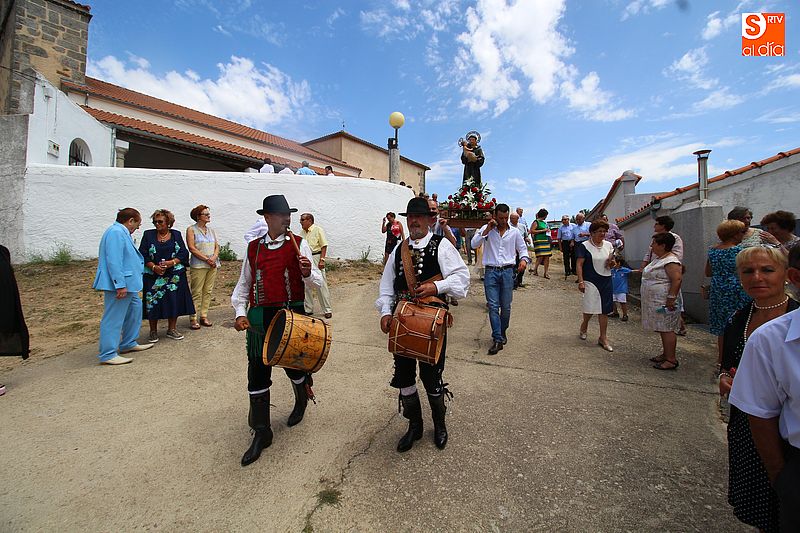 La procesión recorrió las calles al son de dos tamborileros