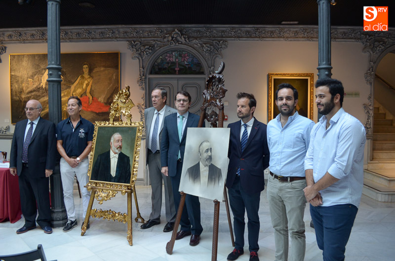 Foto familiar junto al retrato de Miguel de Lis