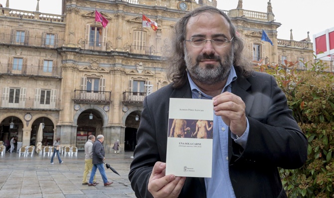 Alfredo Pérez Alencart, en la Feria del Libro. Foto: Manuel Layas