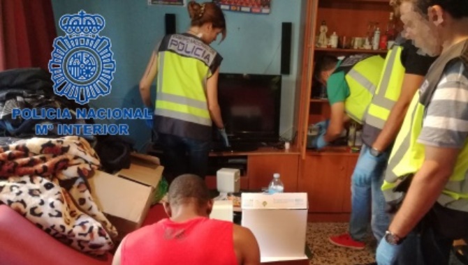 La operación se inició con dos denuncias anónimas en teléfono de lucha contra la trata